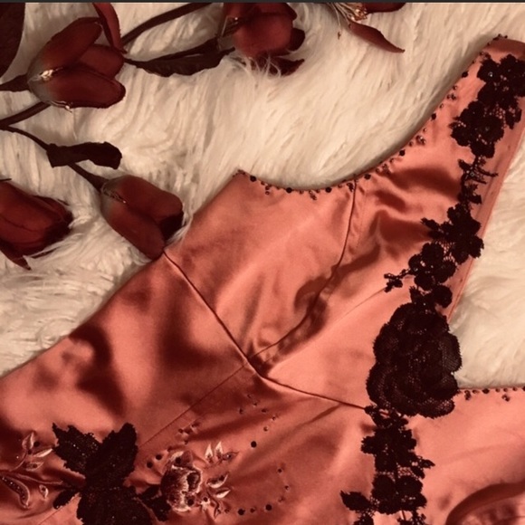 Adrianna Papell Tops - Adrianna Papell Lace satin feel top 🌹